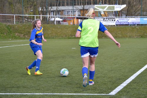 Kapitänin Xenia Eglien im Zweikampf mit einer Bechener Spielerin Kapitänin Xenia Eglien im Zweikampf mit einer Bechener Spielerin