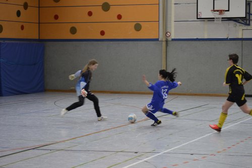 ... und kollidiert mit der gegnerischen Torhüterin ... und kollidiert mit der gegnerischen Torhüterin