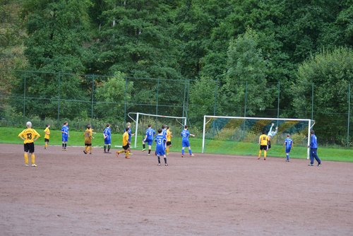 ... und landet schließlich im Tor