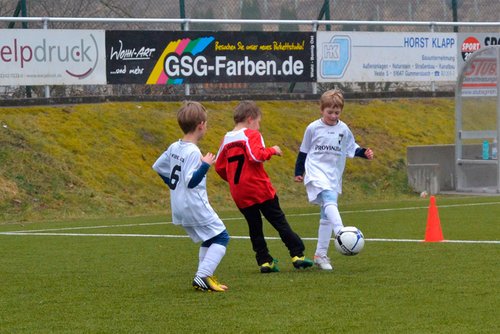 ... dem Gegner den Ball wegspitzeln