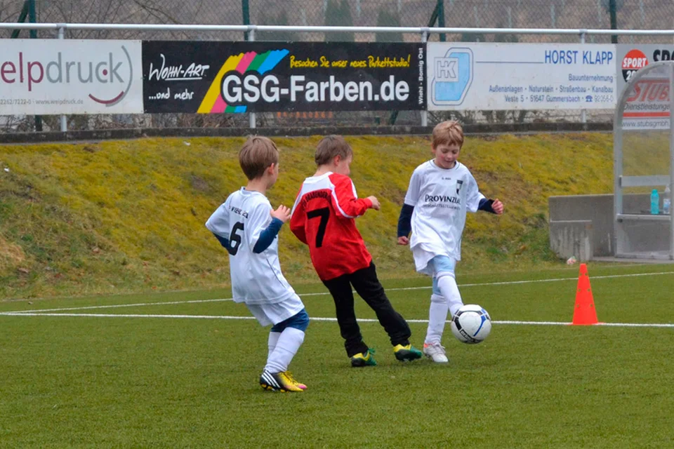 ... dem Gegner den Ball wegspitzeln