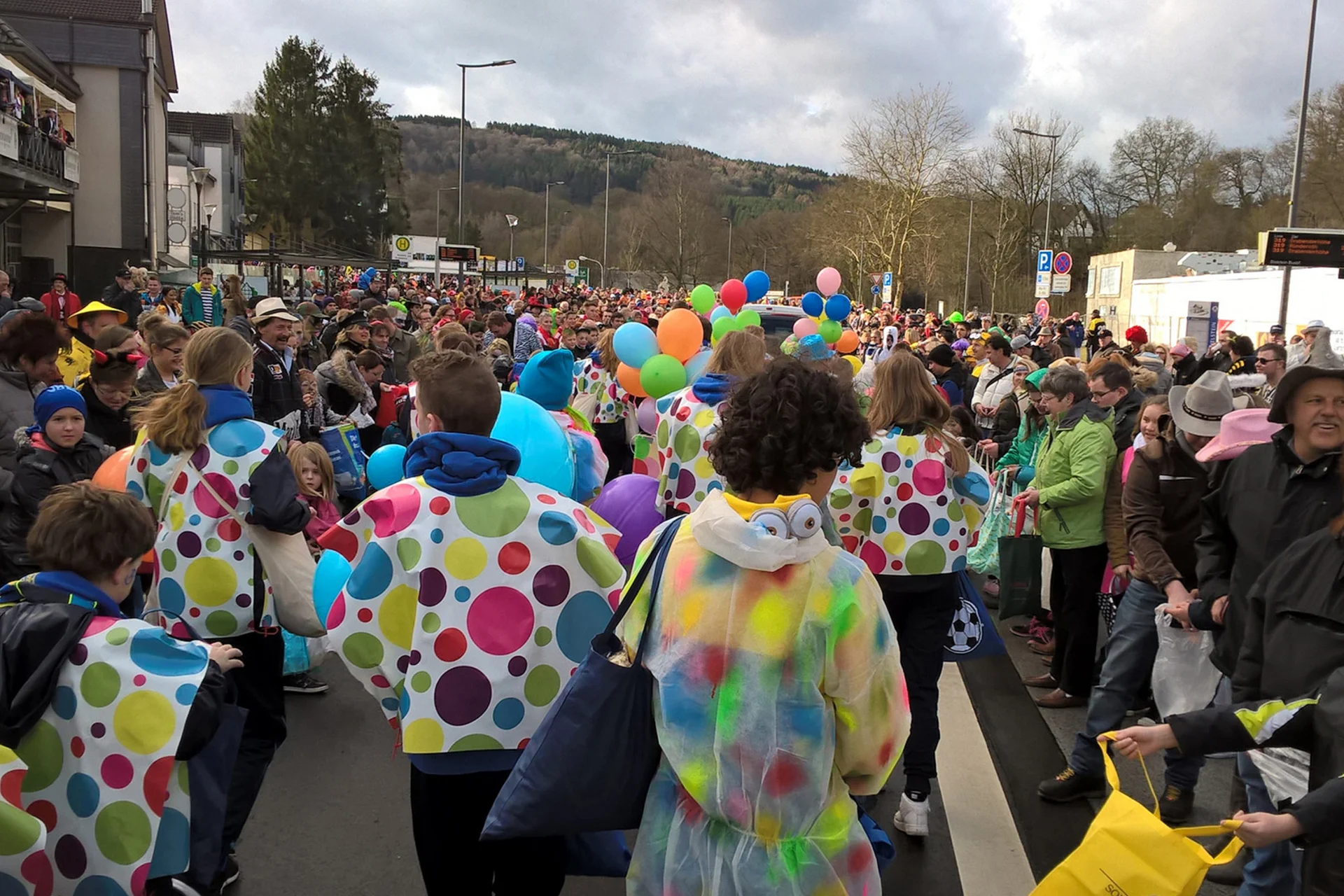 Zahlreiche Bielsteiner trotzten den Wetterprognosen und wurden mit einem tollen Rosenmontagszug belohnt