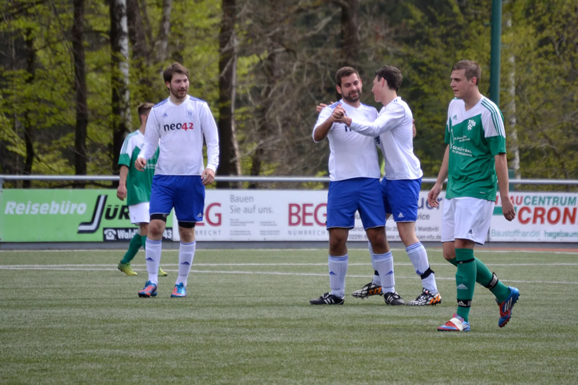 Marcel Nördtling (links) ist einer von drei Schiedsrichtern des Vereins
