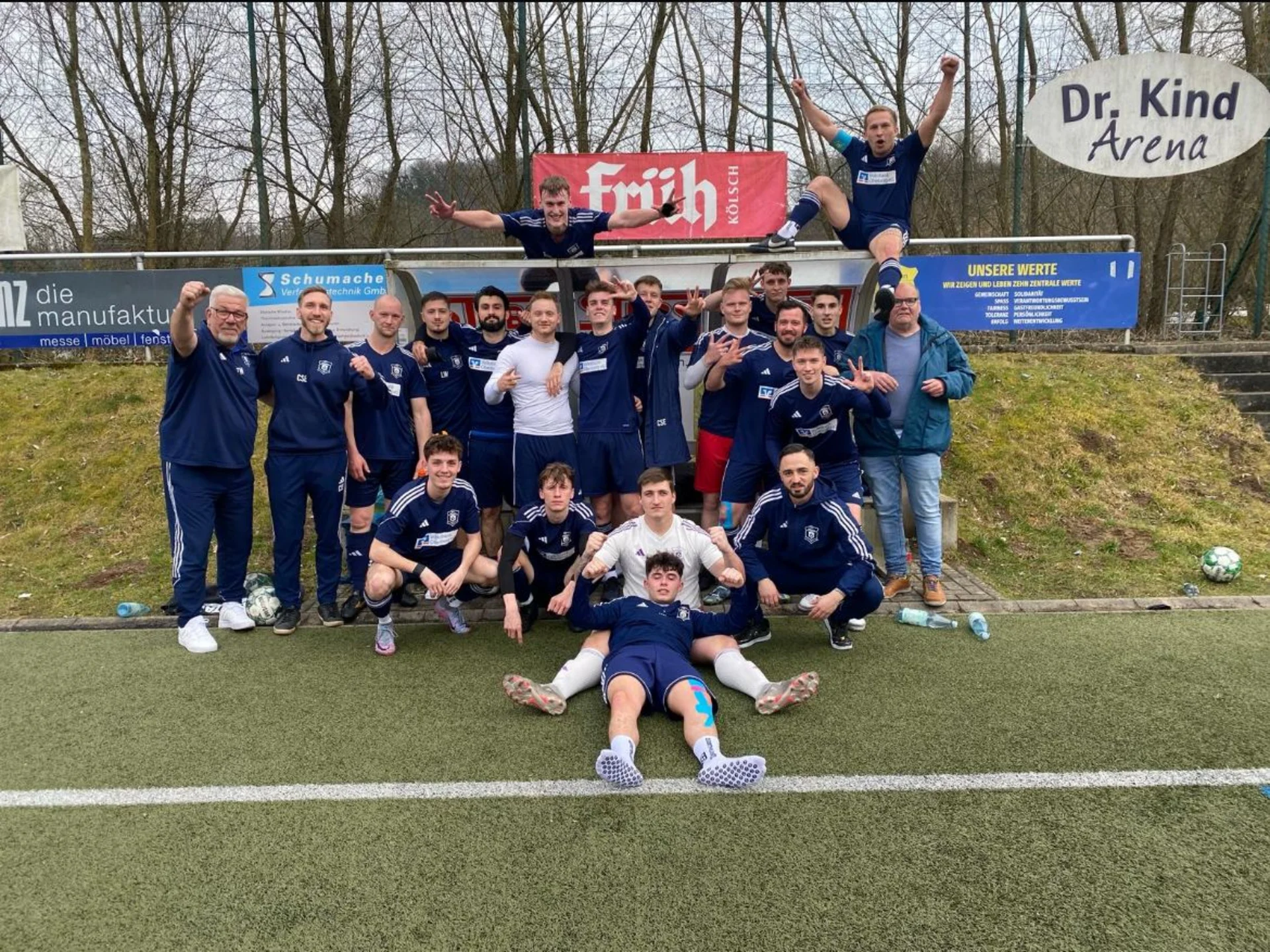 Siegerfoto: Unsere Erste Herren freut sich über den Kantersieg gegen Rossenbach