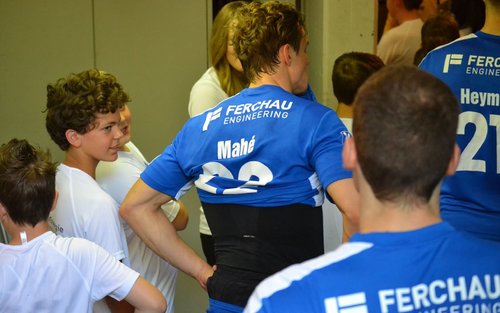 Die Kids blickten ehrfurchtsvoll zu den VfL-Spielern hoch Die Kids blickten ehrfurchtsvoll zu den VfL-Spielern hoch