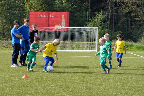 ... behauptet den Ball ... ... behauptet den Ball ...