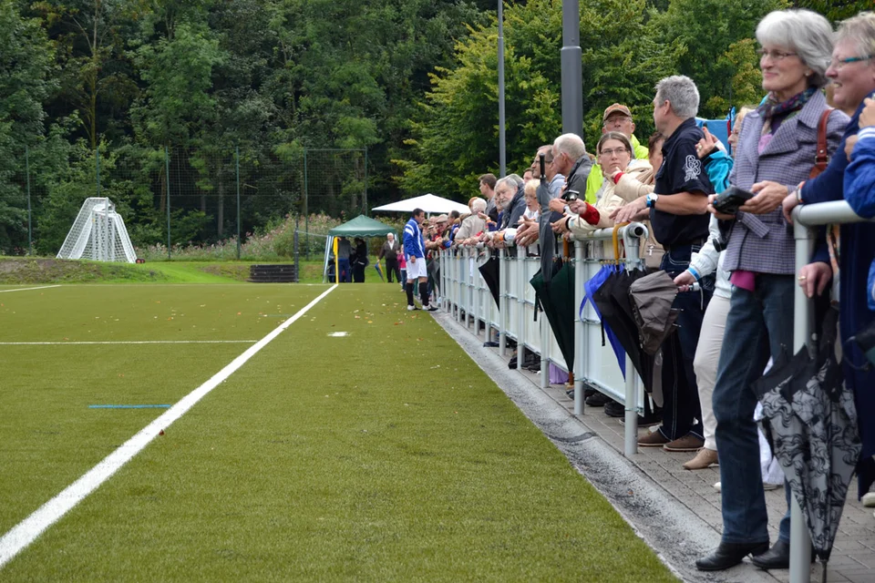 Warteten gespannt darauf, dass es endlich losgeht: die zahlreichen Zuschauer am Sportplatz des BSV Bielstein Warteten gespannt darauf, dass es endlich losgeht: die zahlreichen Zuschauer am Sportplatz des BSV Bielstein