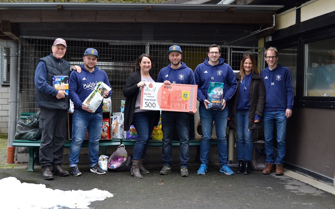 Horst Giesen, Christopher Pethe, Doris Prangenberg, Ronnie Schmidt, Florian Last, Katrina Schneider und Benjamin Gries bei der Übergabe der Futter- und Geldspenden im Tierheim Koppelweide