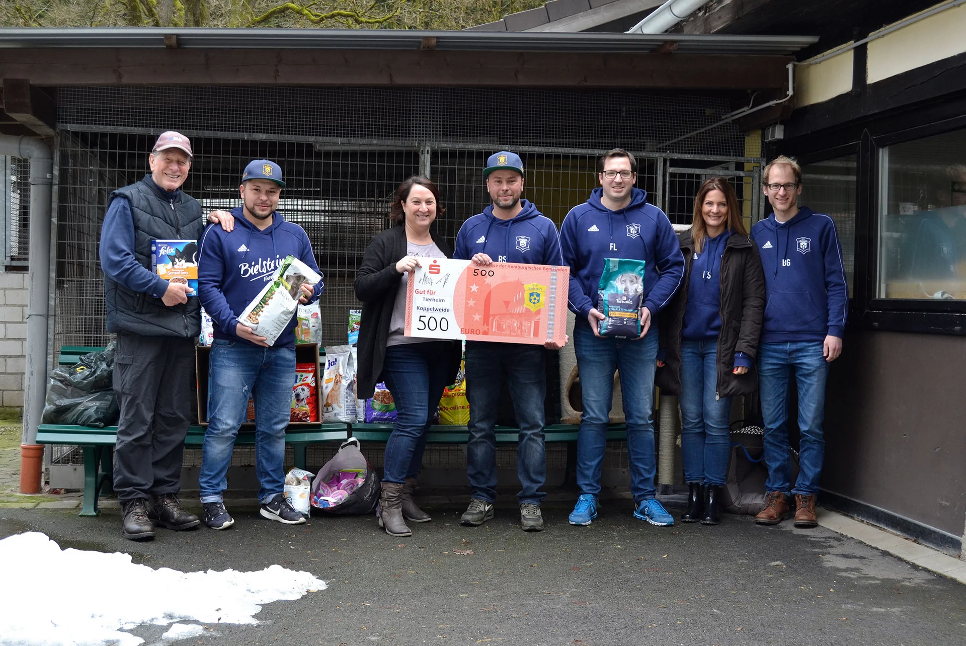 Horst Giesen, Christopher Pethe, Doris Prangenberg, Ronnie Schmidt, Florian Last, Katrina Schneider und Benjamin Gries bei der Übergabe der Futter- und Geldspenden im Tierheim Koppelweide