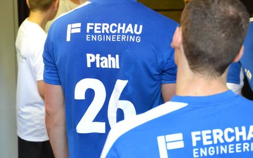 Schüchtern im Spielertunnel: Jonas und Linus vor dem Einlaufen Schüchtern im Spielertunnel: Jonas und Linus vor dem Einlaufen