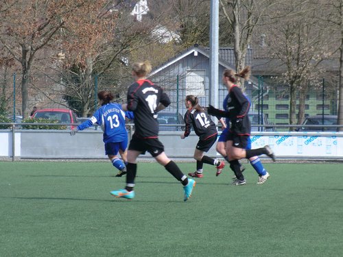 Nici Schmidt läuft ihre Gegenspielerin ab Nici Schmidt läuft ihre Gegenspielerin ab