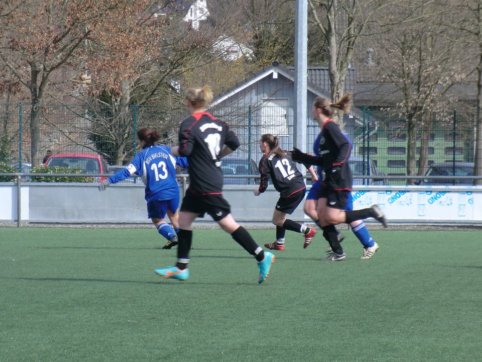 Nici Schmidt läuft ihre Gegenspielerin ab Nici Schmidt läuft ihre Gegenspielerin ab