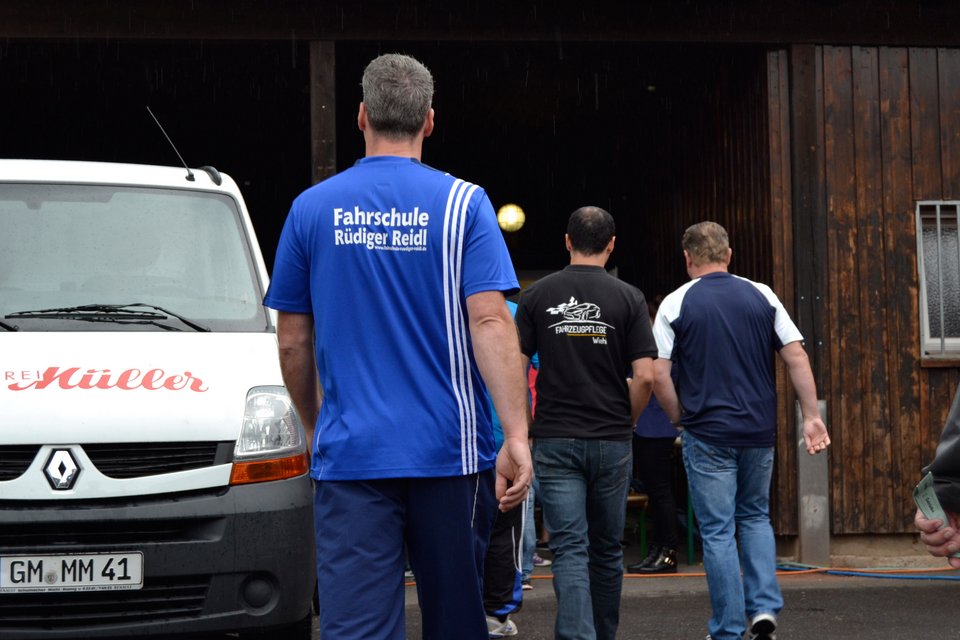 Gegen 17 Uhr machten sich der 22 Spieler umfassende Kader der Alten Herren ... Gegen 17 Uhr machten sich der 22 Spieler umfassende Kader der Alten Herren ...