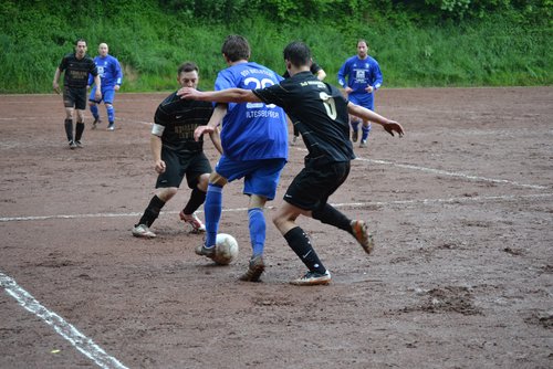 ... der den Ball wegspitzeln will ... ... der den Ball wegspitzeln will ...