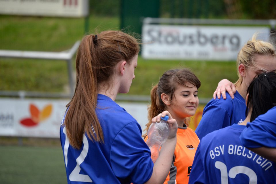 Trauriger Blick: Vivian Schulte bei der Verabschiedung der Mitspielerinnen nach Abpfiff