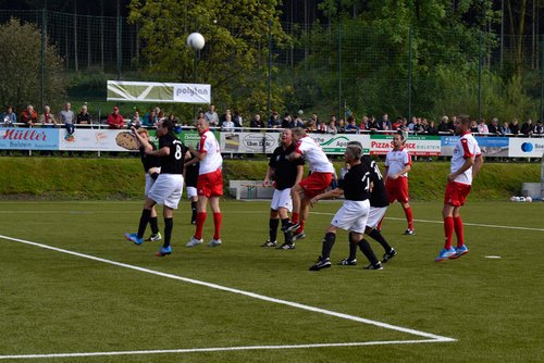 Kopfballduell gewonnen: Mohamed Imharraf köpft den Ball aus der Gefahrenzone Kopfballduell gewonnen: Mohamed Imharraf köpft den Ball aus der Gefahrenzone