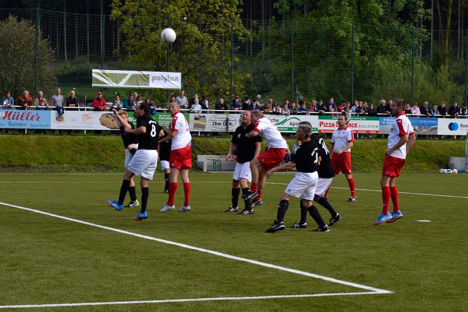 Kopfballduell gewonnen: Mohamed Imharraf köpft den Ball aus der Gefahrenzone Kopfballduell gewonnen: Mohamed Imharraf köpft den Ball aus der Gefahrenzone