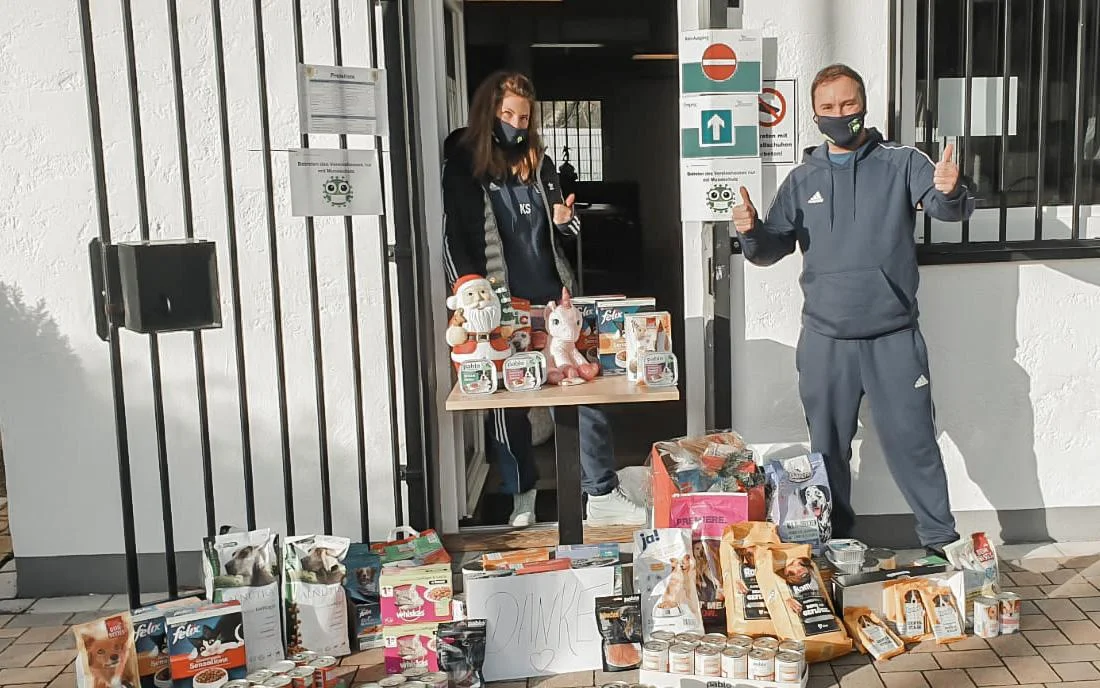 Neben zahlreichen Geldspenden konnten Katrina und Ronnie Schmidt auch wieder sehr viele Futterspenden entgegennehmen Neben zahlreichen Geldspenden konnten Katrina und Ronnie Schmidt auch wieder sehr viele Futterspenden entgegennehmen