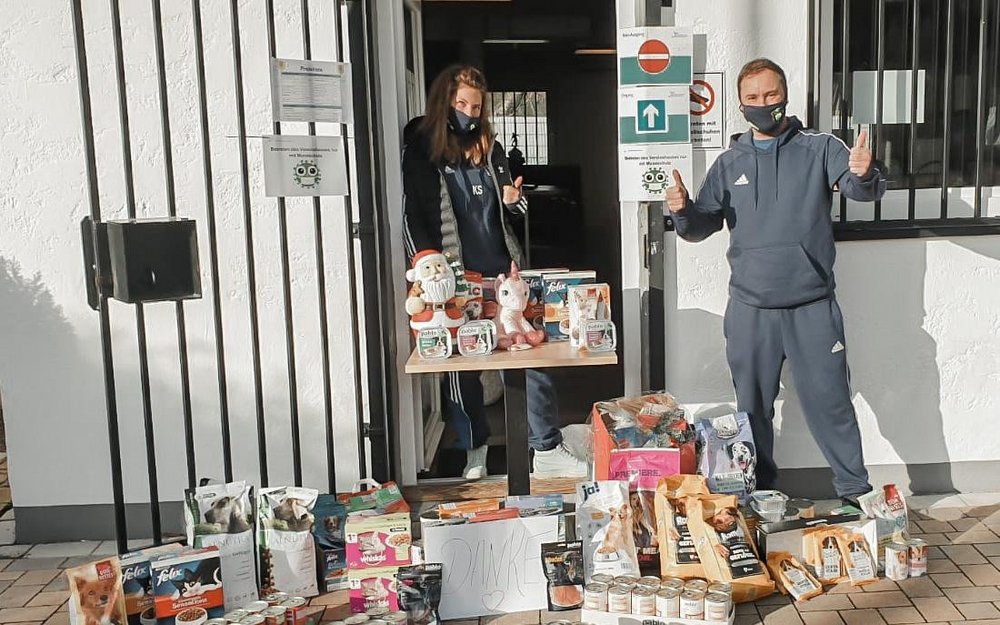 Neben zahlreichen Geldspenden konnten Katrina und Ronnie Schmidt auch wieder sehr viele Futterspenden entgegennehmen Neben zahlreichen Geldspenden konnten Katrina und Ronnie Schmidt auch wieder sehr viele Futterspenden entgegennehmen