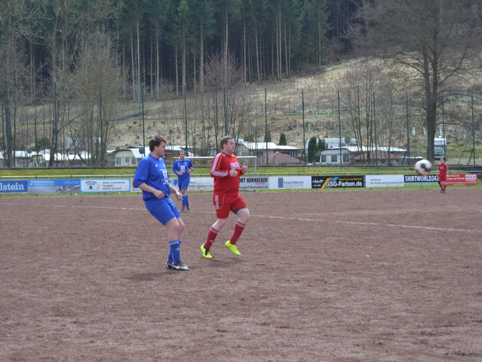 Carsten Fricke klärt einen Ball vor seinem Gegenspieler