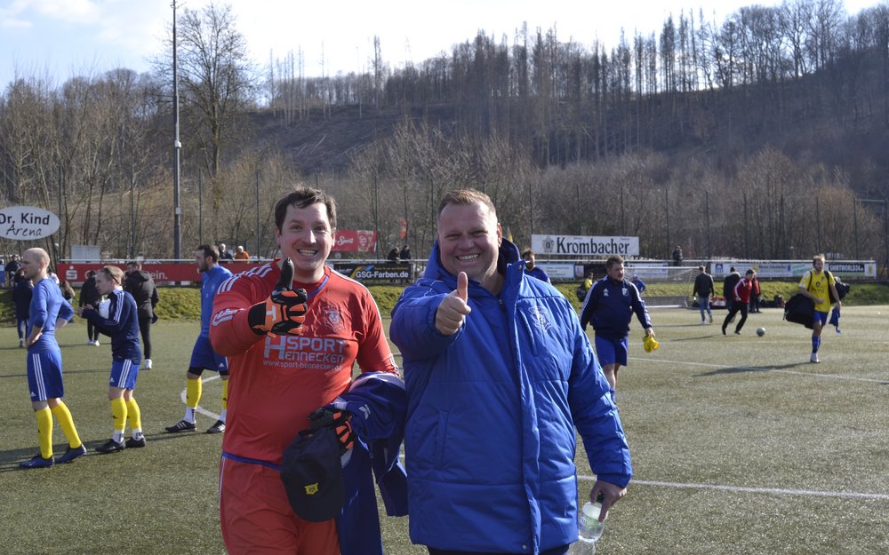 Florian Last (links) und Thomas Tröster (rechts) treten kürzer, bleiben dem Verein aber in anderer Funktion weiterhin erhalten Florian Last (links) und Thomas Tröster (rechts) strecken den Daumen in die Höhe
