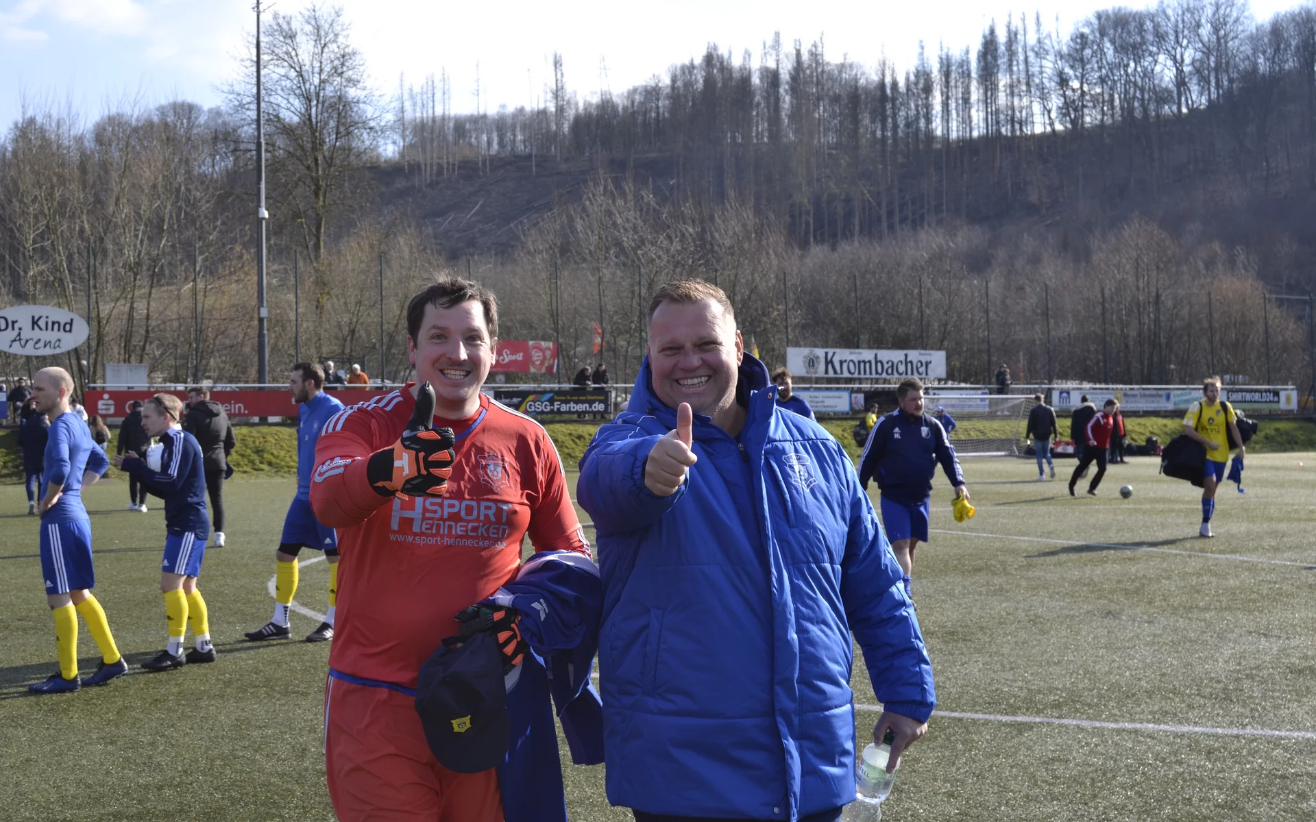 Florian Last (links) und Thomas Tröster (rechts) treten kürzer, bleiben dem Verein aber in anderer Funktion weiterhin erhalten Florian Last (links) und Thomas Tröster (rechts) strecken den Daumen in die Höhe