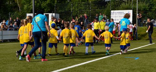 Bereit für den größten Moment ihrer noch jungen Sportlerkarriere: die Einlaufkinder des BSV Bielstein ... Bereit für den größten Moment ihrer noch jungen Sportlerkarriere: die Einlaufkinder des BSV Bielstein ...