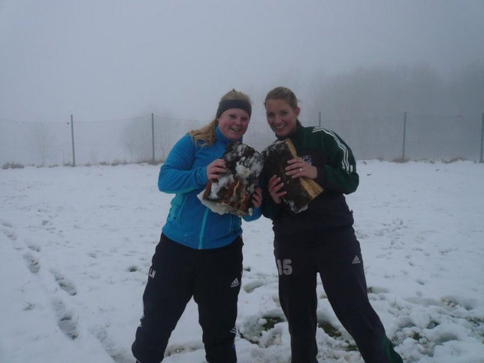 Lena Naeschen und Katharina Schmidt mit Holzstückchen