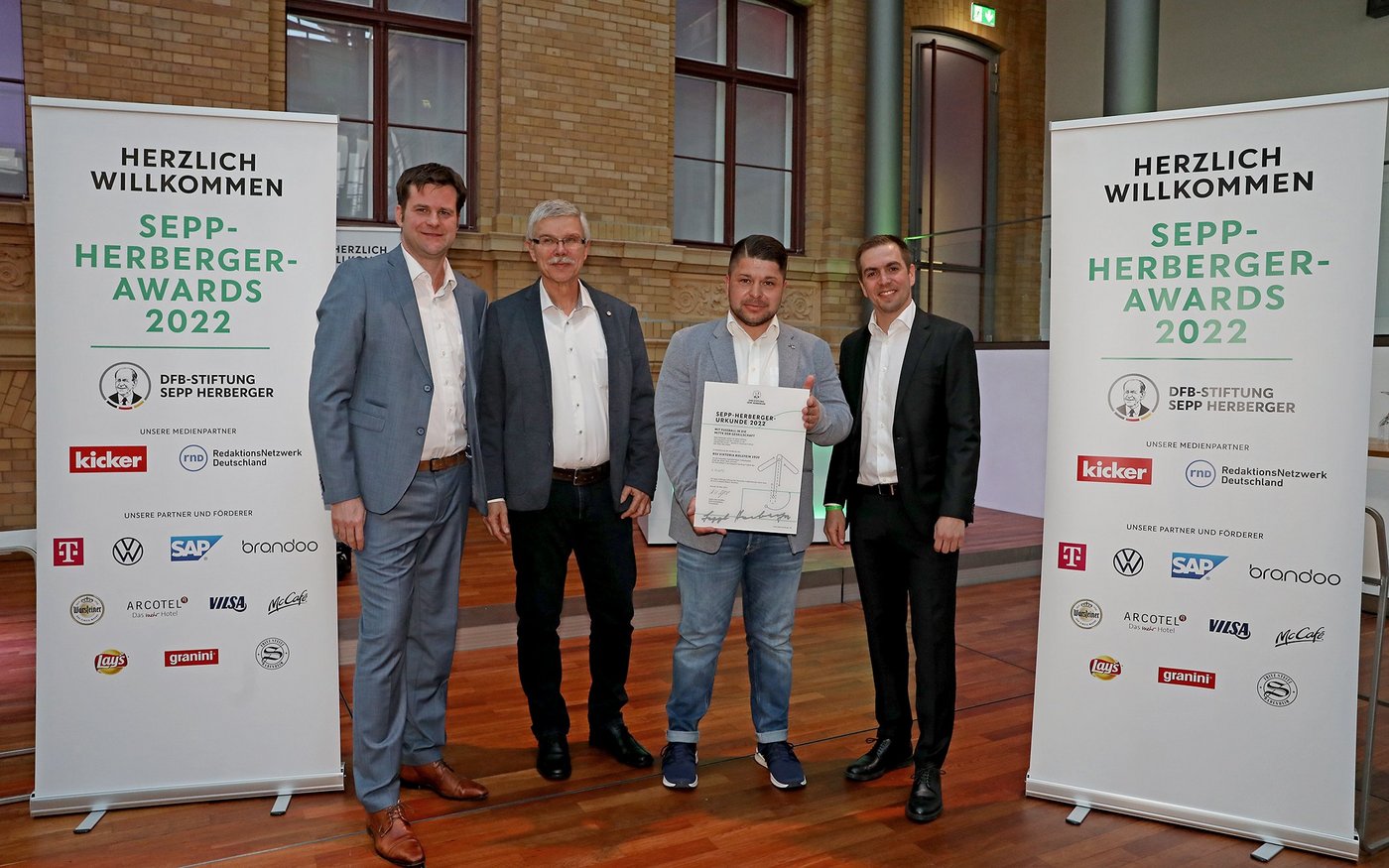 Christof Fries und Christopher Pethe nahmen den Sepp-Herberger-Preis 2022 in Silber aus den Händen von DFB-Vizepräsident Ralph-Uwe Schaffert und Ex-Fußballprofi Philipp Lahm entgegen (Foto: Carsten Kobow/DFB-Stiftung Sepp Herberger)