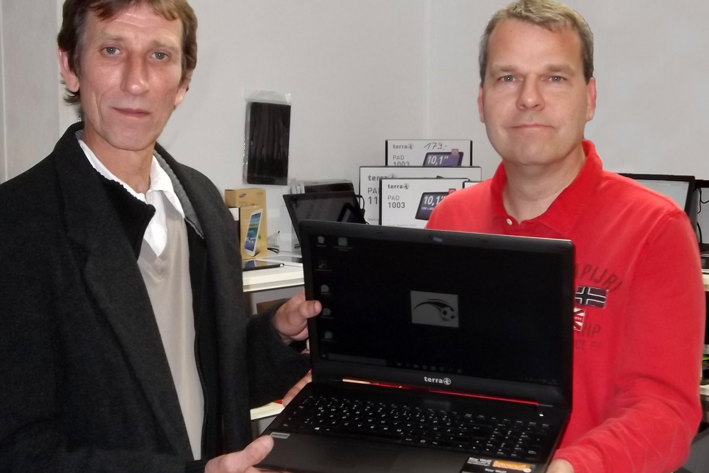 Kay Wolf, Inhaber des Bielsteiner Unternehmens Kay Wolf Computer & Dienstleistungen, überreichte dem Geschäftsführer Alfred Lindemann einen neuen Laptop