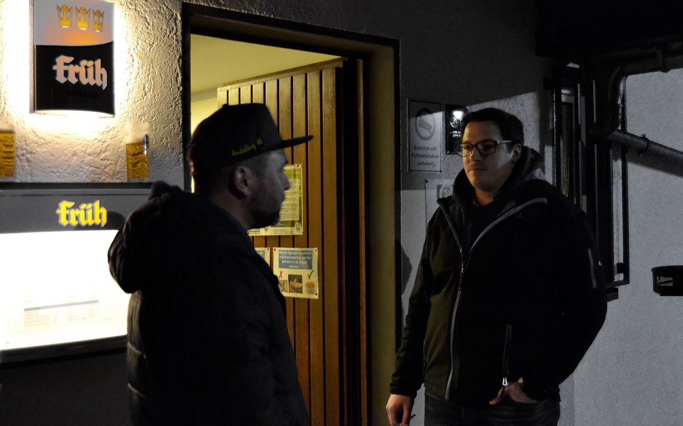 Florian Last und Ronnie Schmidt vor dem Vereinshaus des BSV Bielstein