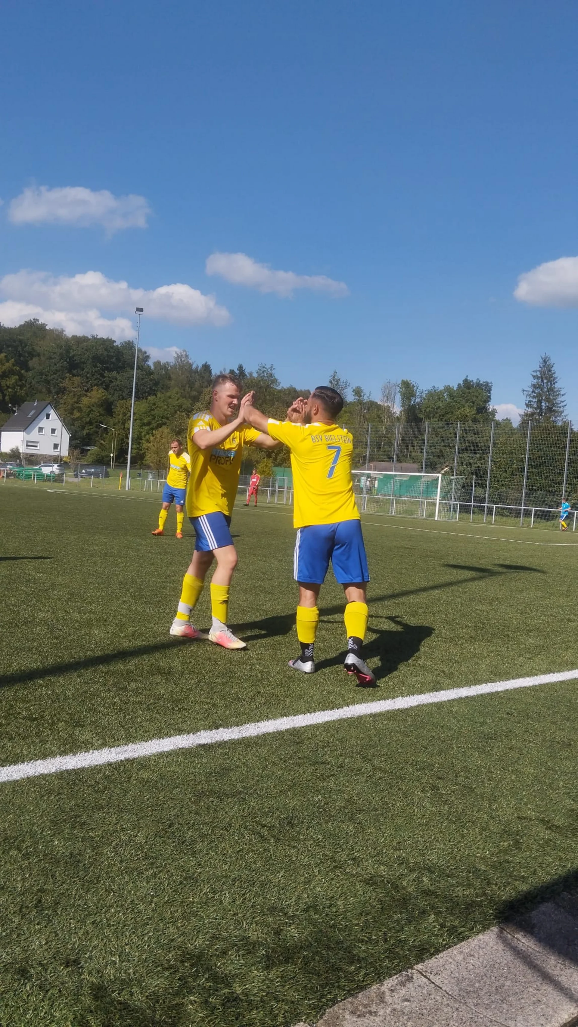 Abklatschen für die gute Leistung in Asbachtal: Alexander Balandin und Gianluca Finocchiaro