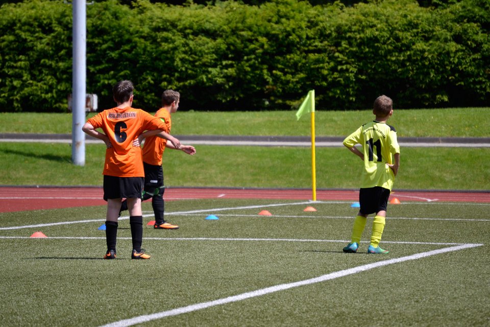 Dennis, Sven und ein Berghausener Akteur warten auf den Ball zur Ausführung des Einwurfs Dennis, Sven und ein Berghausener Akteur warten auf den Ball zur Ausführung des Einwurfs