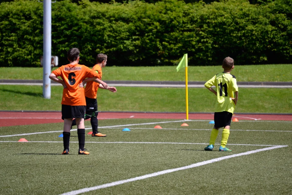 Dennis, Sven und ein Berghausener Akteur warten auf den Ball zur Ausführung des Einwurfs Dennis, Sven und ein Berghausener Akteur warten auf den Ball zur Ausführung des Einwurfs