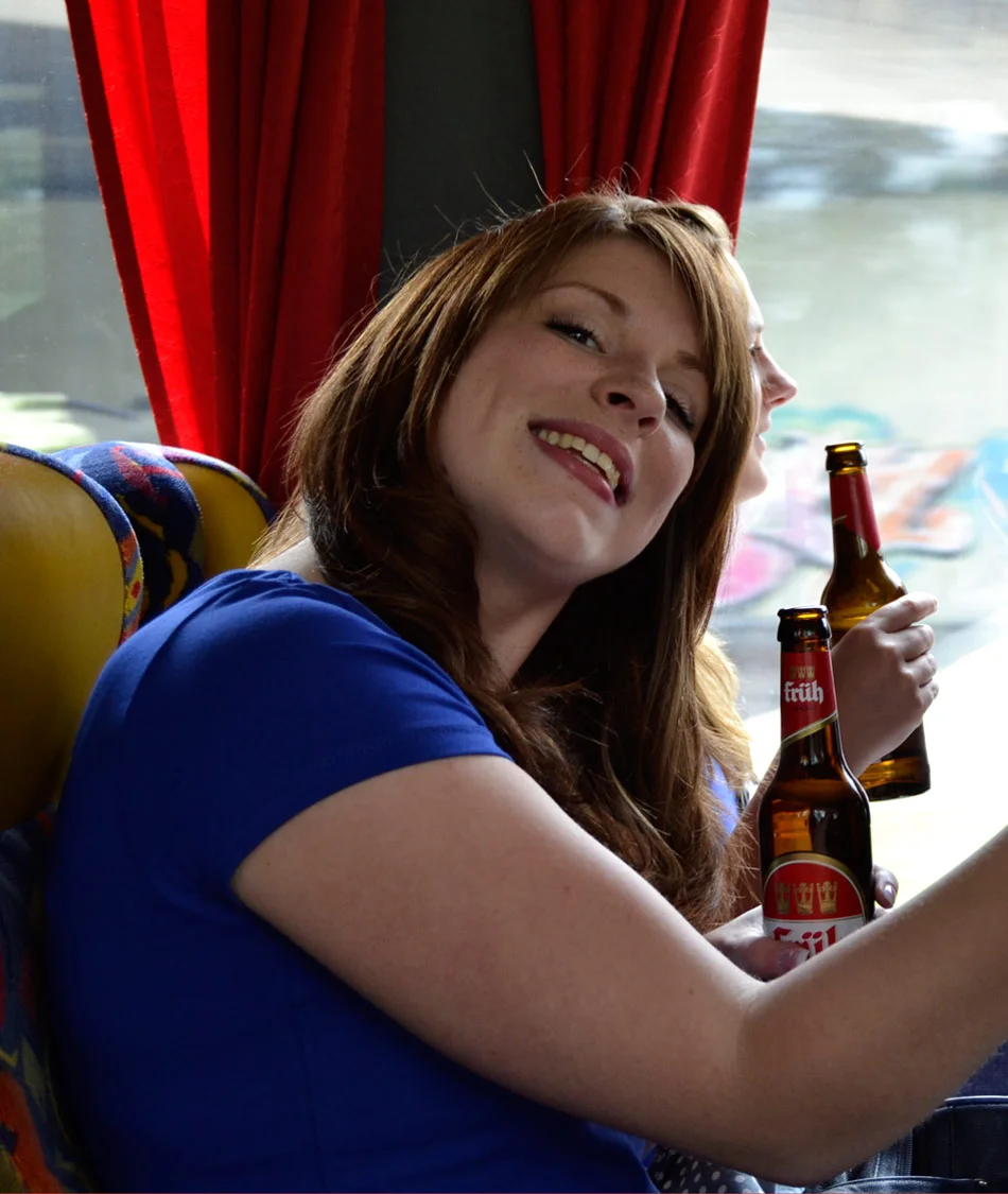 Sabrina lächelt in die Kamera Sabrina lächelt in die Kamera