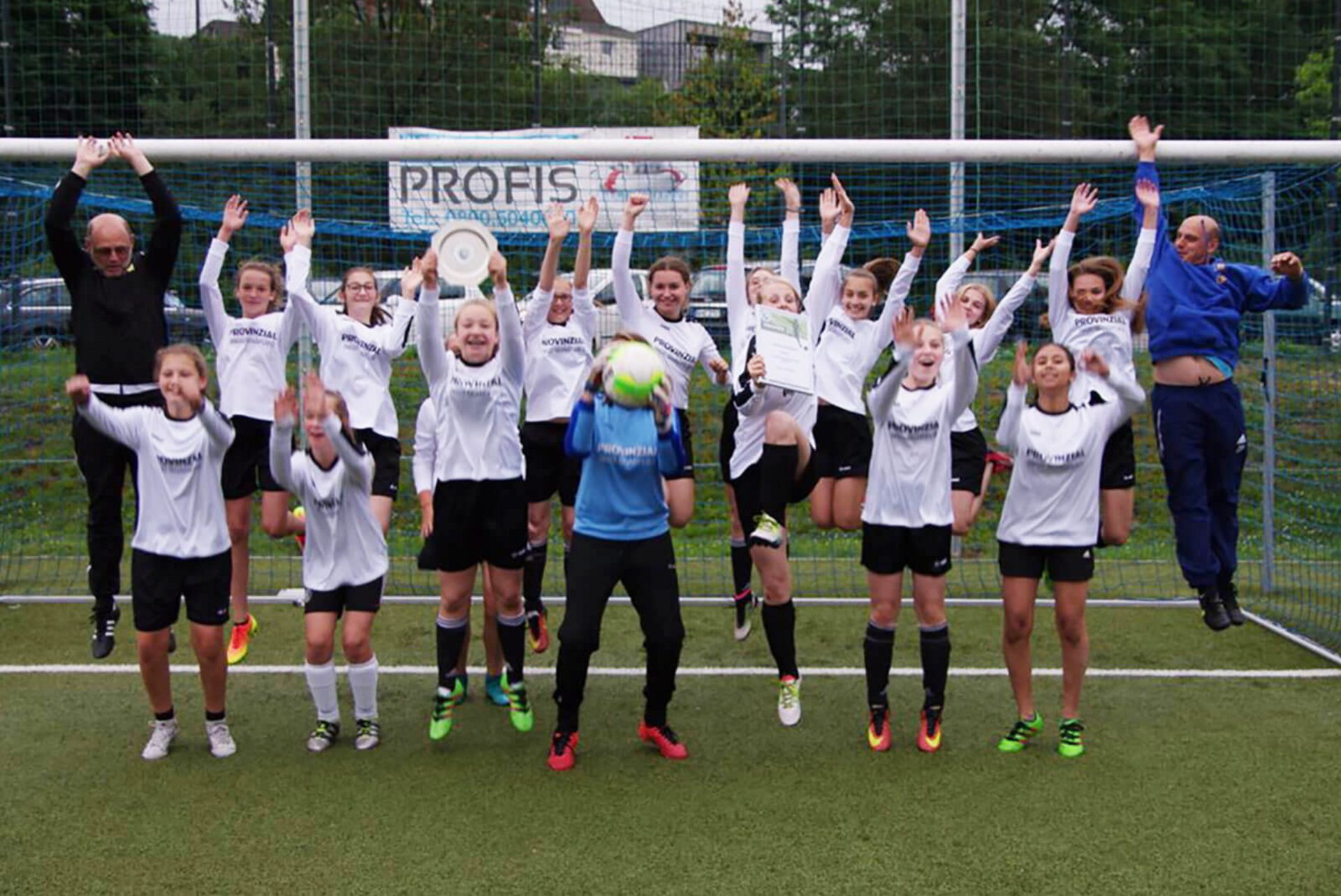 Die U15 Juniorinnen der Spielgemeinschaft Bielstein/Wiehl feierten die Meisterschaft ausgiebig