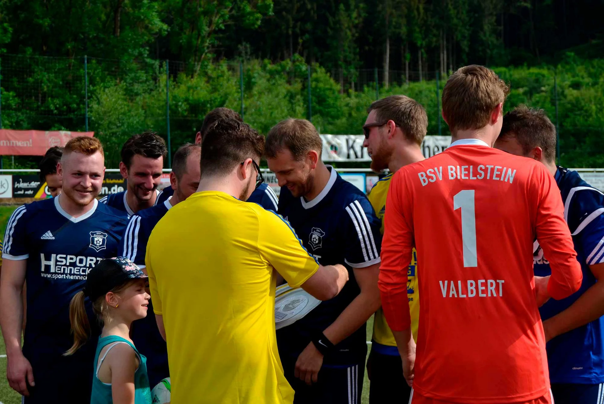 Nach dem Spiel bekamen die Jungs der Ersten Herren die Schale