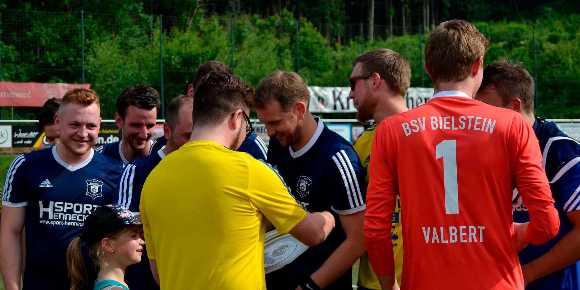 Nach dem Spiel bekamen die Jungs der Ersten Herren die Schale