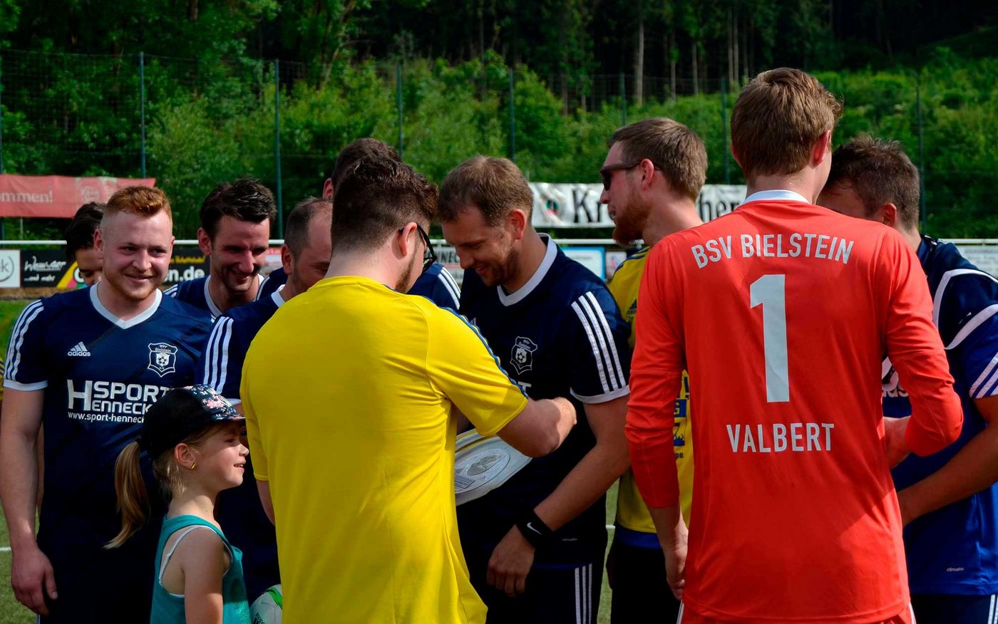 Nach dem Spiel bekamen die Jungs der Ersten Herren die Schale