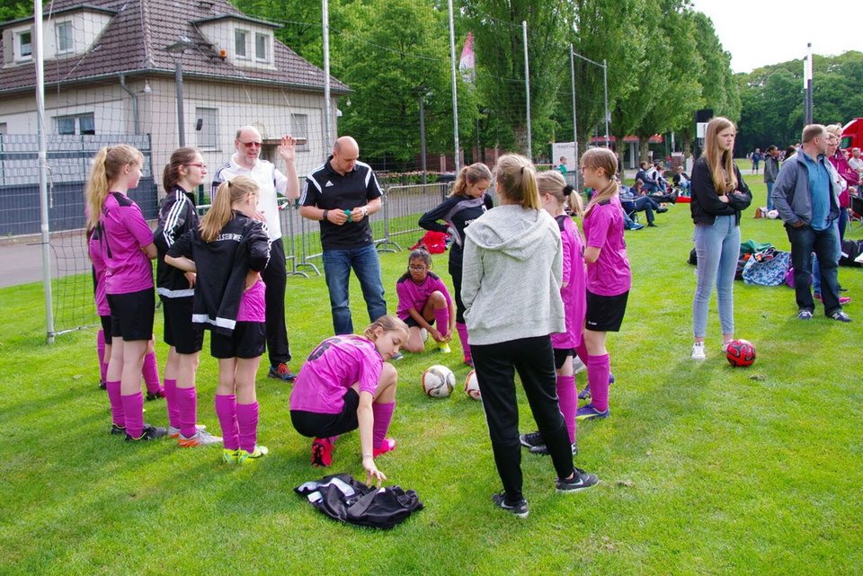 Abschließende Besprechung vor dem Spiel gegen Köln: unsere U13 Juniorinnen