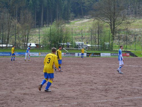 Fabian Seinsche spielt einen Pass in die Spitze