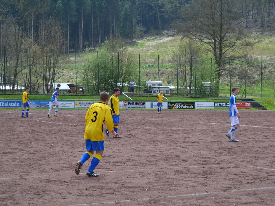 Fabian Seinsche spielt einen Pass in die Spitze