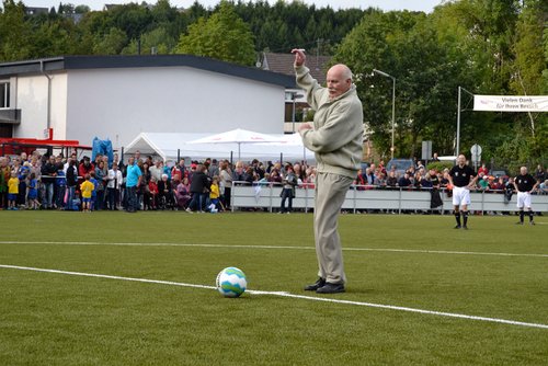 ... den symbolischen Anstoß auszuführen ... den symbolischen Anstoß auszuführen
