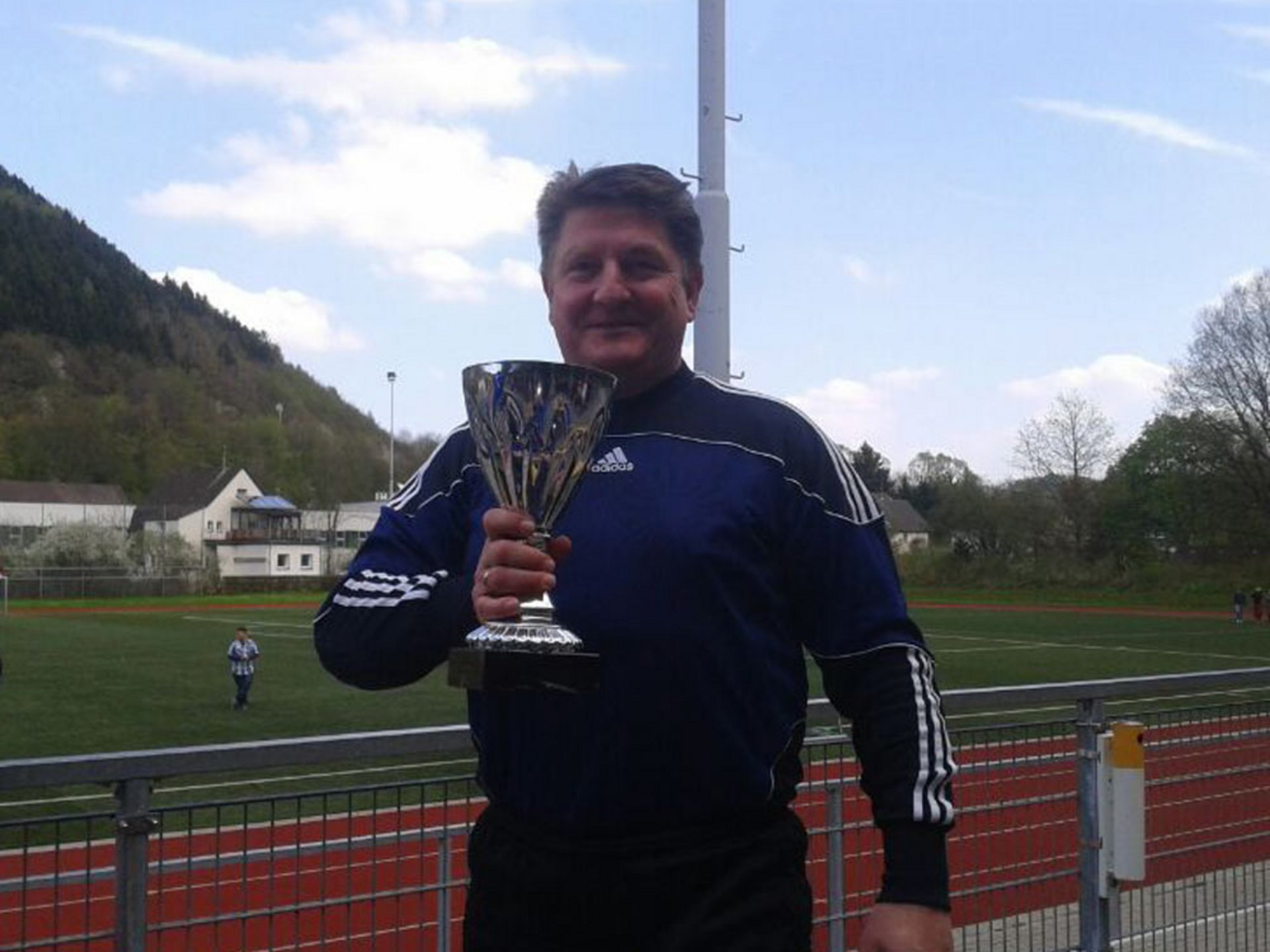 Stolze Gewinner: mit Pokal in der Hand feiern die Alten Herren den Turniersieg