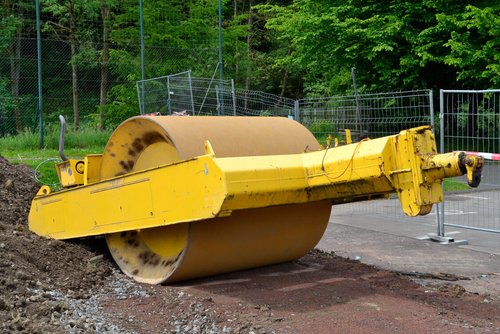 Große Walze: Mit diesem Urviech von einem Gerät bearbeiteten die Arbeiter den Platz später Große Walze: Mit diesem Urviech von einem Gerät bearbeiteten die Arbeiter den Platz später