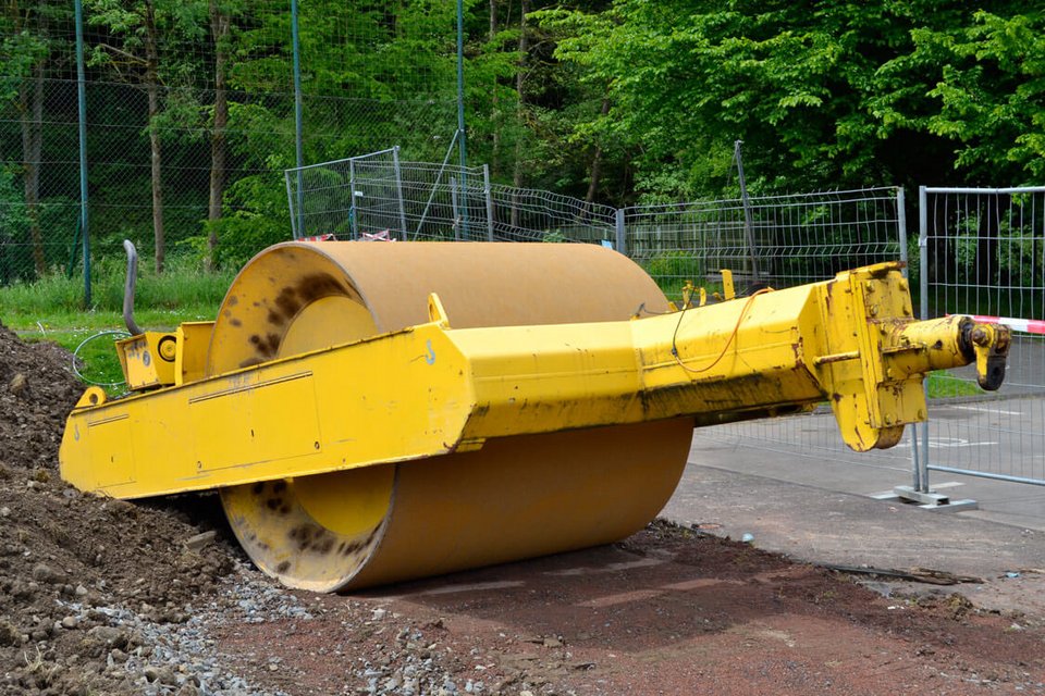 Große Walze: Mit diesem Urviech von einem Gerät bearbeiteten die Arbeiter den Platz später Große Walze: Mit diesem Urviech von einem Gerät bearbeiteten die Arbeiter den Platz später