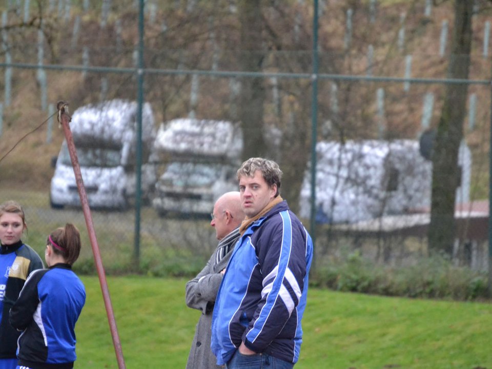 Carsten knüpft freundschaftliche Kontakte zum Wiehler Trainerteam