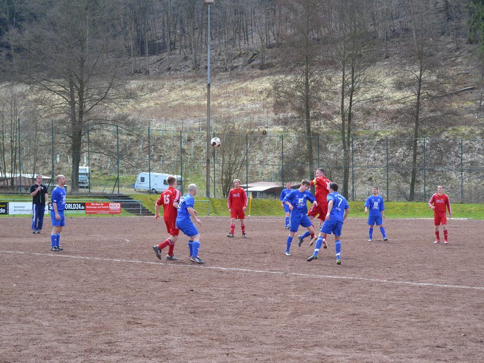 Tim Frede im Kopfballduell mit seinem Gegenspieler