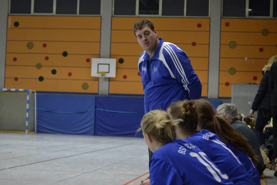 Carsten Fricke im Dialog mit seinen Spielerinnen Carsten Fricke im Dialog mit seinen Spielerinnen