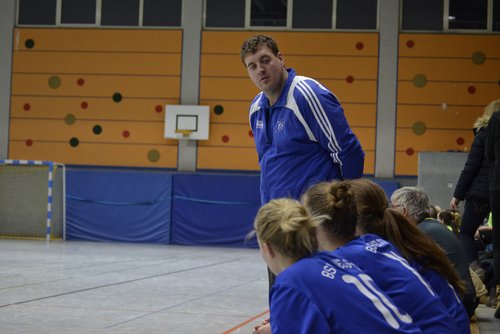 Carsten Fricke im Dialog mit seinen Spielerinnen Carsten Fricke im Dialog mit seinen Spielerinnen